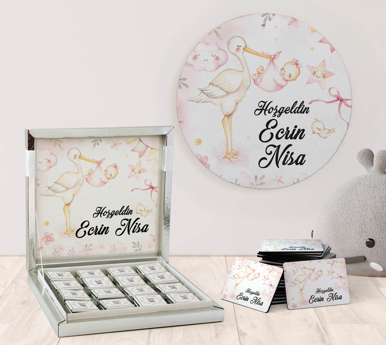 Kız Bebek Hediye Seti - Çikolata, Magnet, Kapı Süsü - Leylek