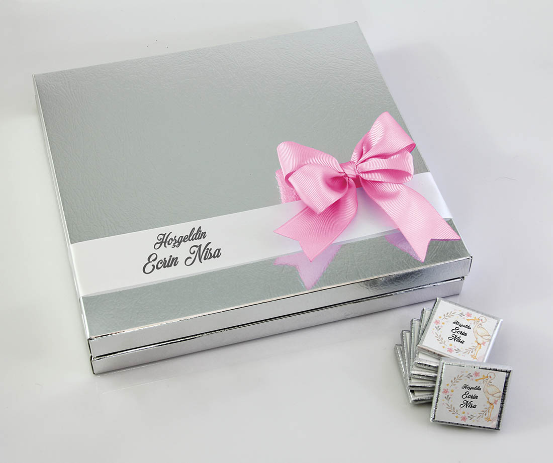 Kız Bebek Hediye Seti - Çikolata, Magnet, Kapı Süsü - Leylek