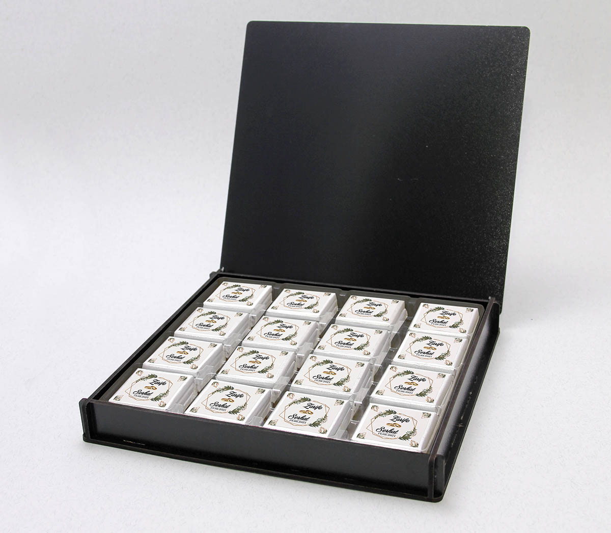 Siyah Ahşap Kutulu, UV Baskılı Söz, Nişan Çikolatası - Kristal Papatya