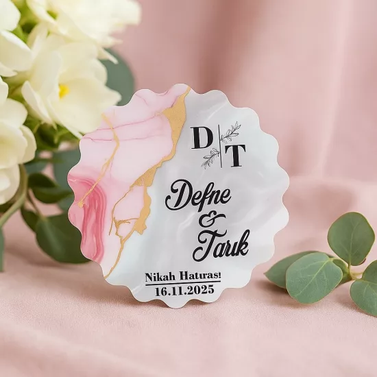 Epoksi-Mermer Ahşap Papatya Magnet Pudra – İsim/Tarih UV Baskılı Nikah Hediyeliği | Tasarım Şeker